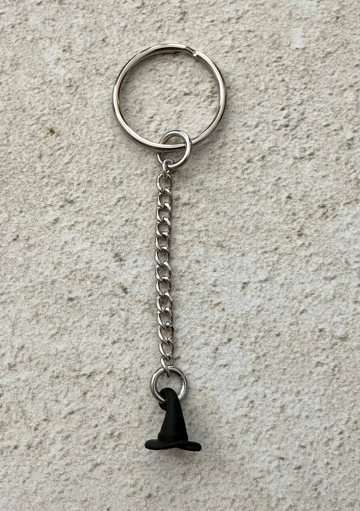 Black Witch Hat Keychain Charm – Witchy Zipper Pull Bag Charm for Witches & Halloween
