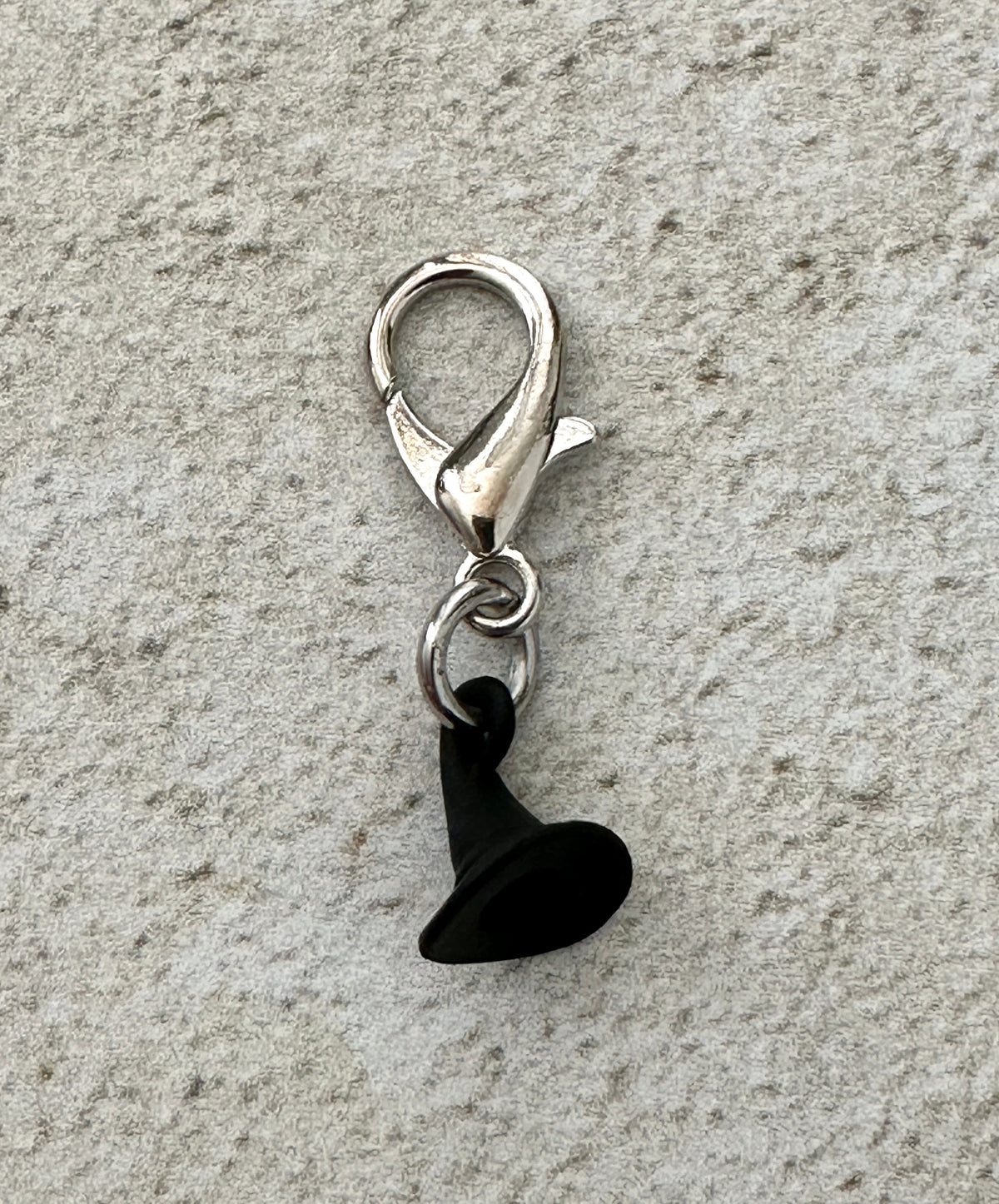 Black Witch Hat Keychain Charm – Witchy Zipper Pull Bag Charm for Witches & Halloween